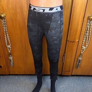 Tsla Large 3/4 Leggings